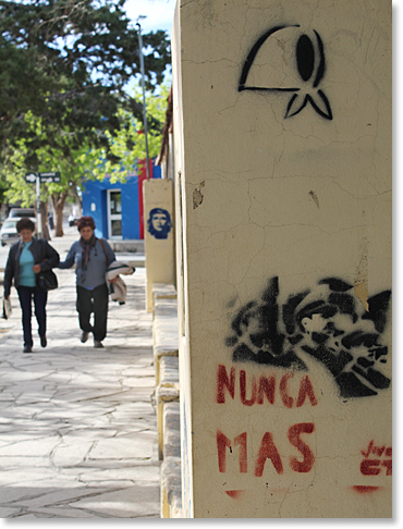 Arte en las calles de Chos Milal: Che Guevara esta mirando; el pañuelo, el ícono de Las Madres de Plaza de Mayo; y "Nunca Mas" a la dictadura. Foto por Nic Paget-Clarke.