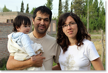 Ema, Fabian Beltrán and Luciana Monacci en el jardin de su casa en Chos Malal, Neuquén province, Argentina. Foto por Nic Paget-Clarke.