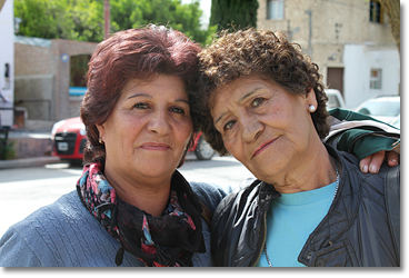 Nilda Elisa Tapia (izquierda) y Olga Tapia en Chos Malal, provincia de Neuquén, Argentina. Todos fotos por Nic Paget-Clarke.