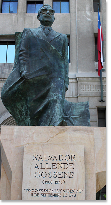 Estatua de Salvador Allende Gossens, presidente de Chile, en Santiago, Chile. Fue matado durante el golpe contra el gobierno chileno en 1973. Foto por Nic Paget-Clarke.