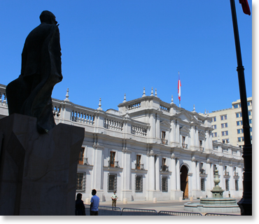 Estatua de Salvador Allende Gossens, presidente de Chile, al frente del Palacio de La Moneda, Santiago, Chile.
