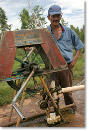 Veterano del ejercito Jose Angel Sevilla, socio de la seguridad ciudadano que protege esta bomba de agua, donado en 2005 por el Rotary Club de Tulsa, Oklahoma, EEUU.