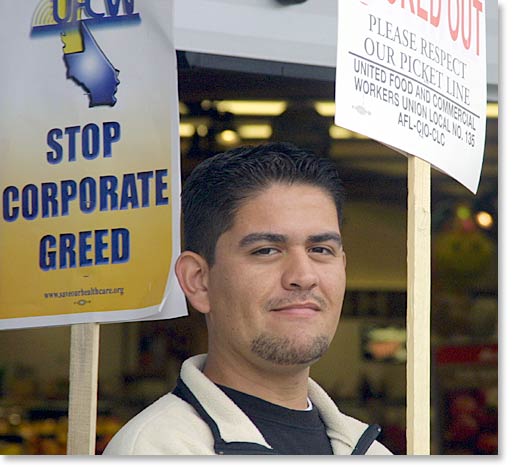 Southern California locked-out UFCW workers picket.