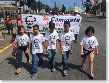 Children march for Oscar’s freedom as part of the 2nd Caminata, 2015