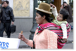 Una mamá y su bebé.