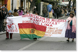Más fotos de la marcha en La Paz para los derechos de mujeres y niños.
