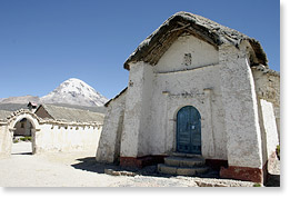La iglesia (del siglo diecisiete) Comarapi Virgen Rosario y la montaña Sajama en Caripe