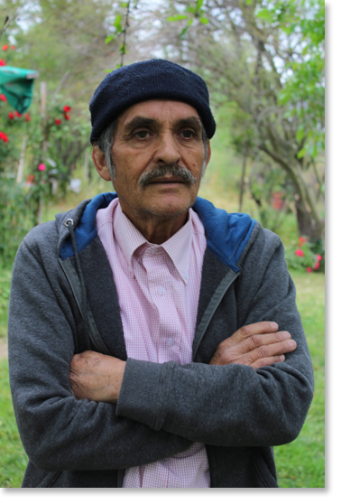 Carlos Opazo B., marido de Francisca Rodriguez en su jardin en Santiago. Es custodio de Semillas. Foto por Nic Paget-Clarke.