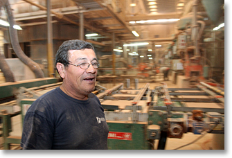 FaSinPat cooperative member at work in the Zanon factory. 