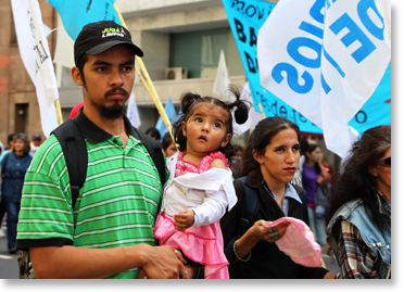 Participantes en una manifestación grande de excluidos pasa por el centro de Buenos Aires.