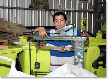 Pesando materiales reciclables en un almacén de la cooperativa El Amanecer de los Cartoneros.