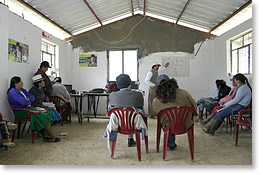 Organizadores de FENOCIN se reunen con miembros de la comunidad de Shagalpud para discutir como organizar una cooperativa para la producción de leche. 