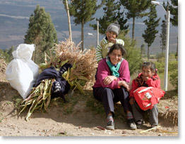 Mercedes del Rosario Cadena con sus niños Marianeta Estefania Navarette y Juan Jose Navarette. Mucha gente de este pueblo Tocachi, se han ido a España