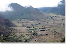 La Reserva Pululahua Geobotánica , "es un volcán único en el mundo y su cráter alberga una planicie cultivada."