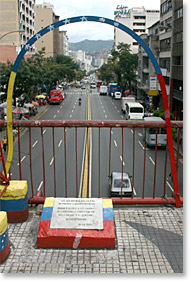Un monumento a esos quienes murieron durante el golpe intento  contra el President Chavez en el año 2002. Caracas, Venezuela.