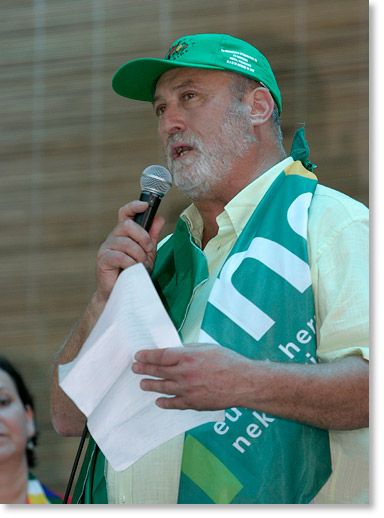Paul Nicholson speaks to delegates at the 5th internationalconference of La Via Campesina in Matola, Mozambique. 
