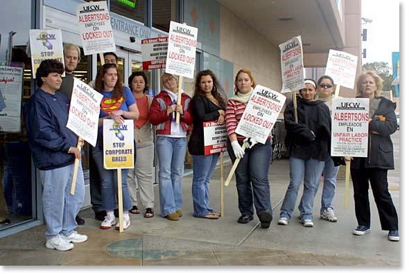 Southern California locked-out UFCW workers picket.